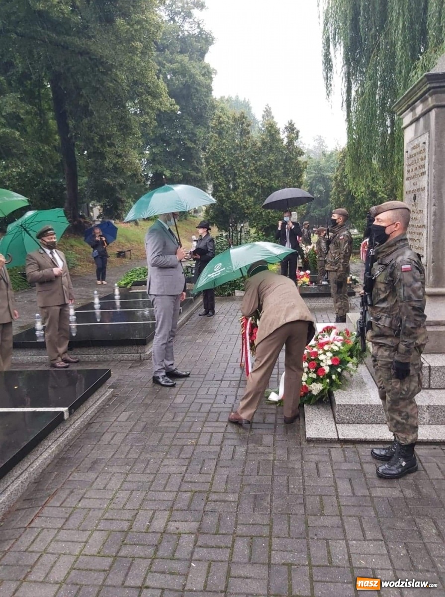 Zdjęcie w galerii na portalu naszwodzislaw.com: Minister Michał Woś wraz z leśnikami złożył hołd Powstańcom Śląskim wiadomości z regionu