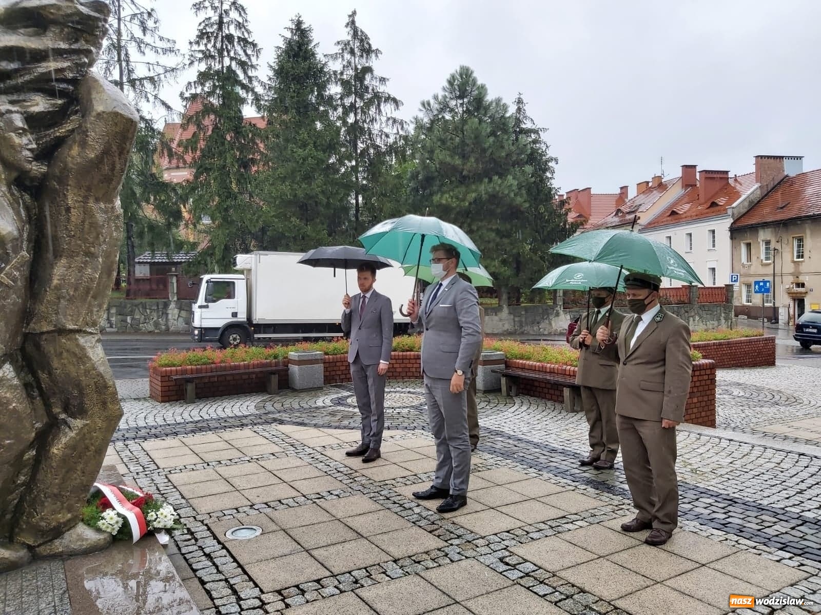 Zdjęcie w galerii na portalu naszwodzislaw.com: Minister Michał Woś wraz z leśnikami złożył hołd Powstańcom Śląskim wiadomości z regionu