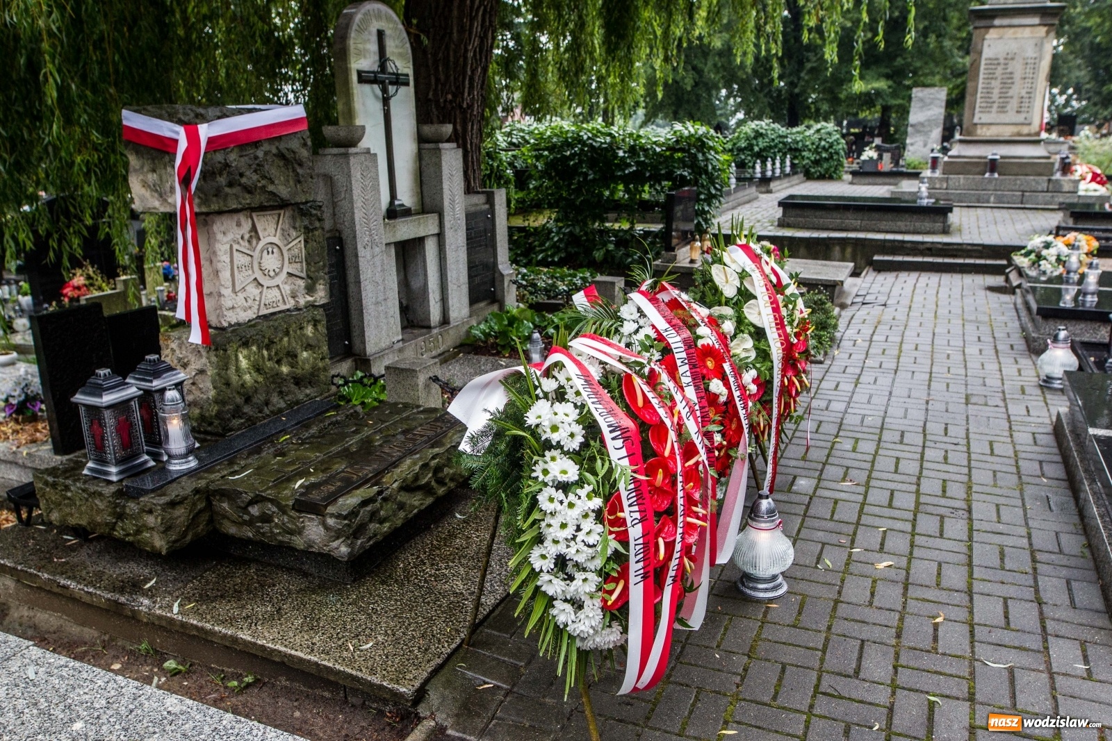 Zdjęcie w galerii na portalu naszwodzislaw.com: Minister Michał Woś wraz z leśnikami złożył hołd Powstańcom Śląskim wiadomości z regionu