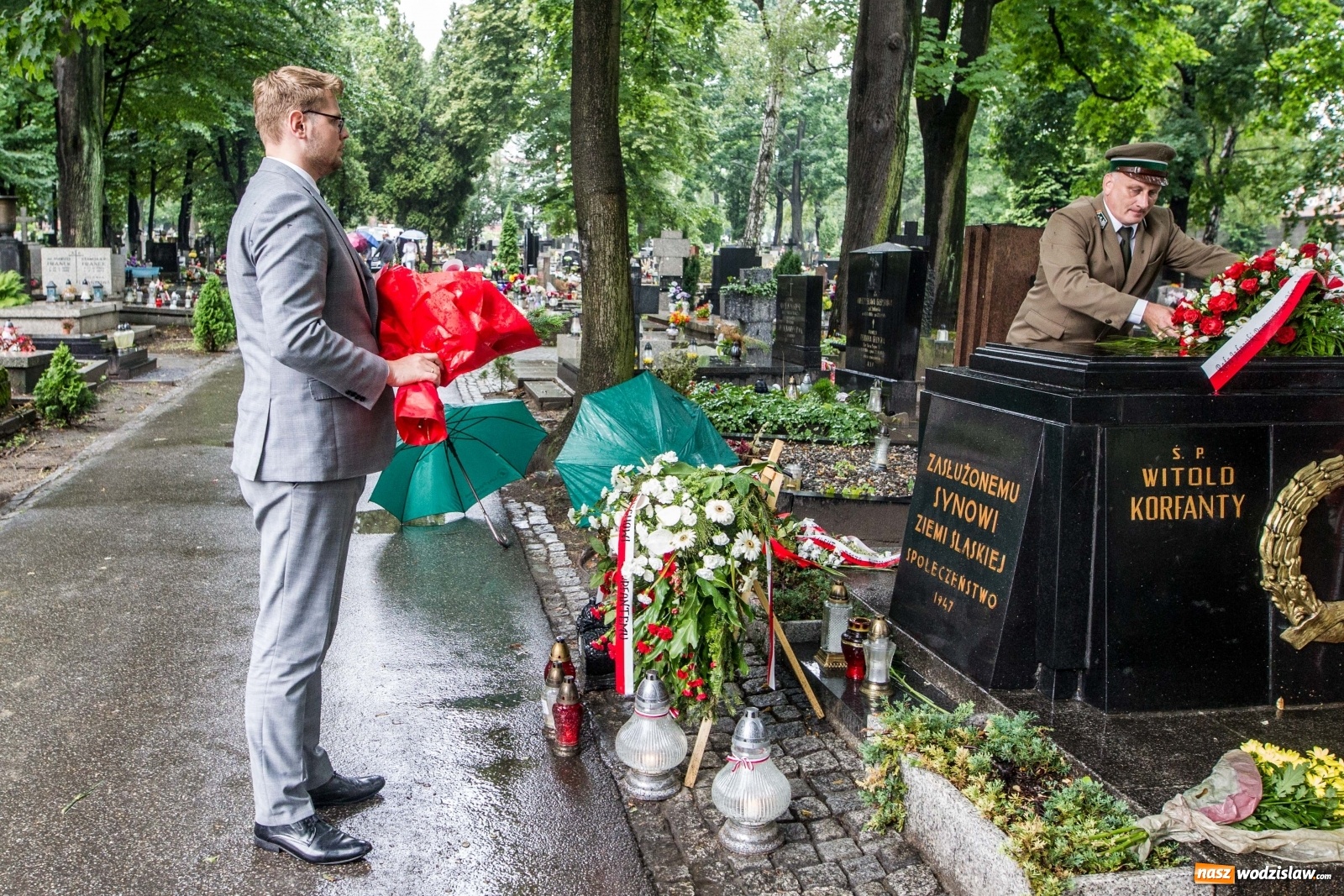 Zdjęcie w galerii na portalu naszwodzislaw.com: Minister Michał Woś wraz z leśnikami złożył hołd Powstańcom Śląskim wiadomości z regionu