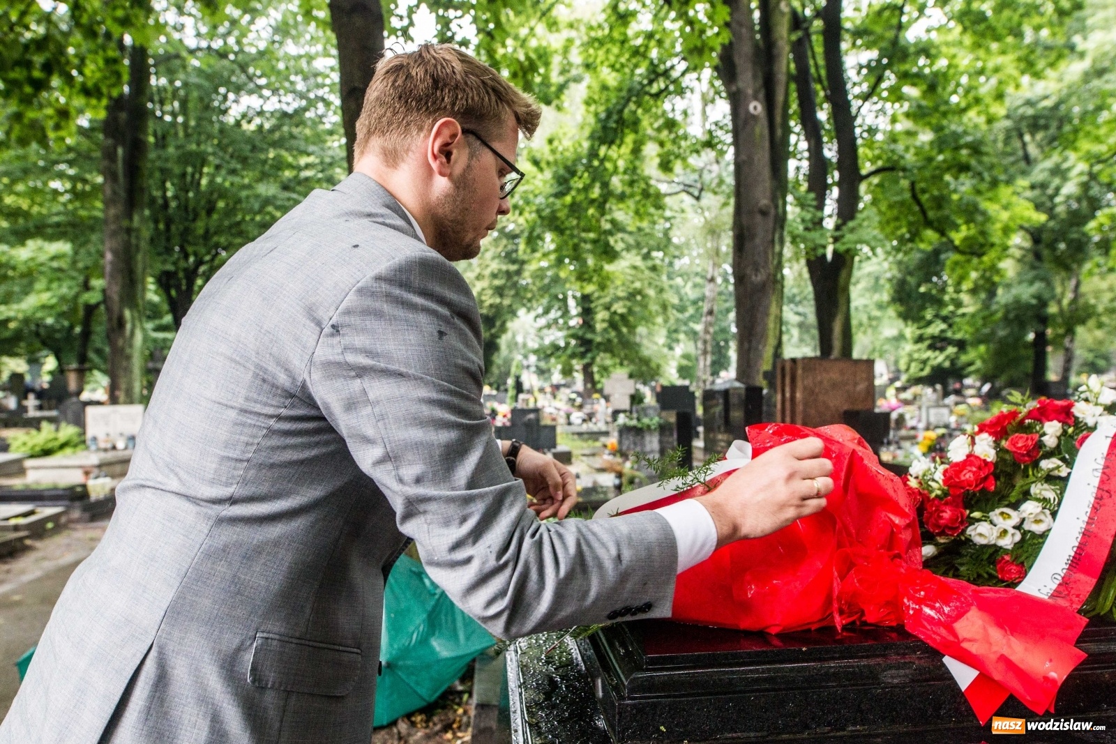 Zdjęcie w galerii na portalu naszwodzislaw.com: Minister Michał Woś wraz z leśnikami złożył hołd Powstańcom Śląskim wiadomości z regionu