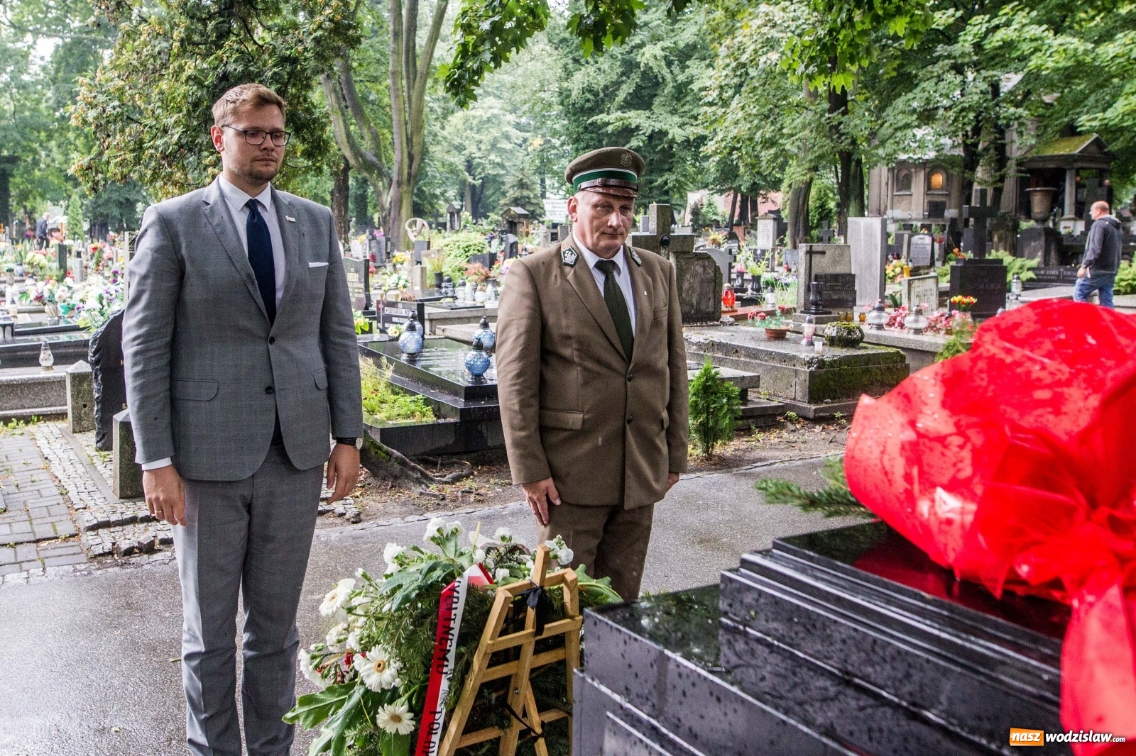 Zdjęcie w galerii na portalu naszwodzislaw.com: Minister Michał Woś wraz z leśnikami złożył hołd Powstańcom Śląskim wiadomości z regionu