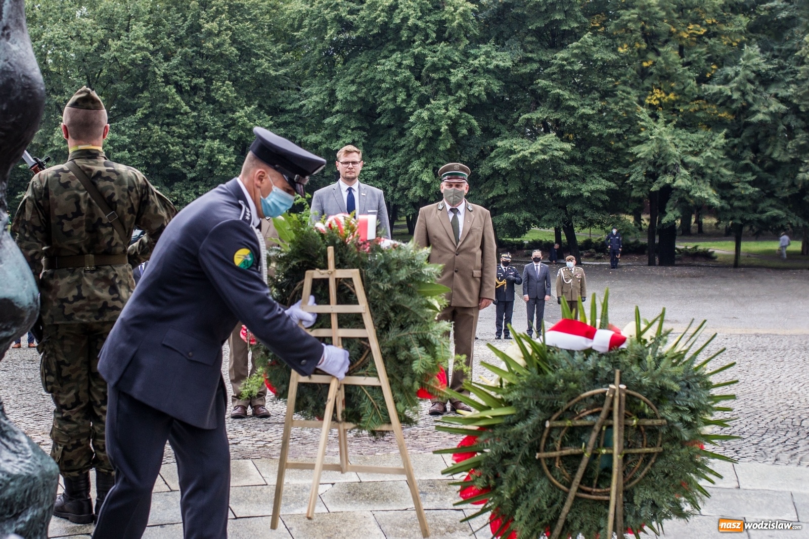 Zdjęcie w galerii na portalu naszwodzislaw.com: Minister Michał Woś wraz z leśnikami złożył hołd Powstańcom Śląskim wiadomości z regionu