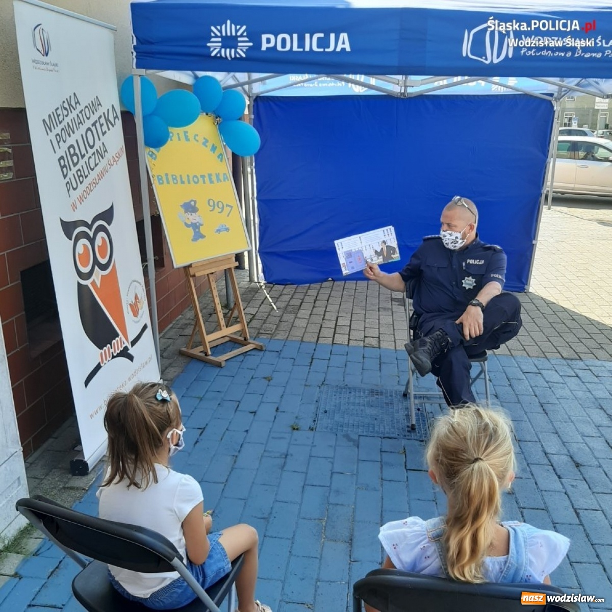 Zdjęcie w galerii na portalu naszwodzislaw.com: Wodzisławski dzielnicowy czytał dzieciom wiadomości z regionu