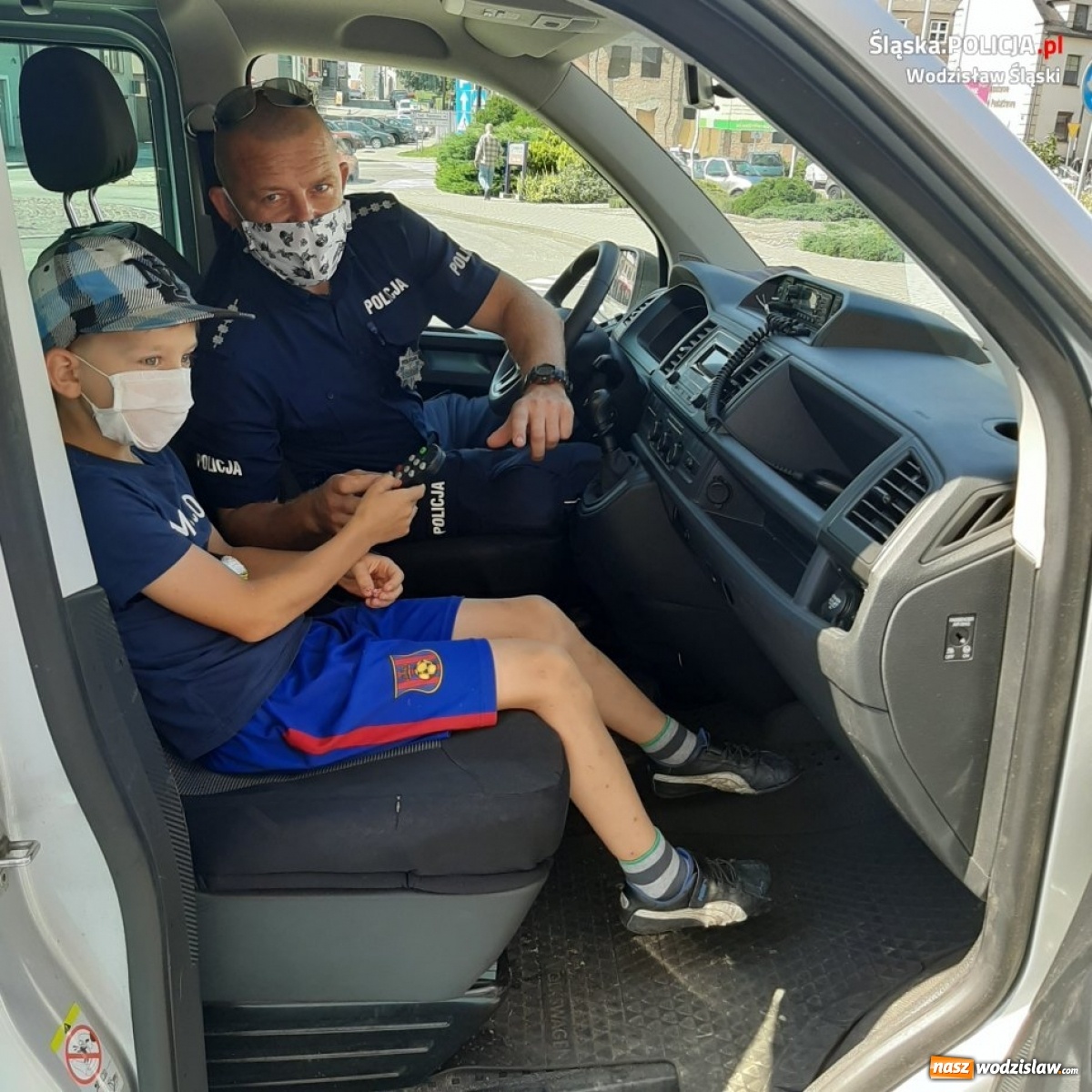 Zdjęcie w galerii na portalu naszwodzislaw.com: Wodzisławski dzielnicowy czytał dzieciom wiadomości z regionu