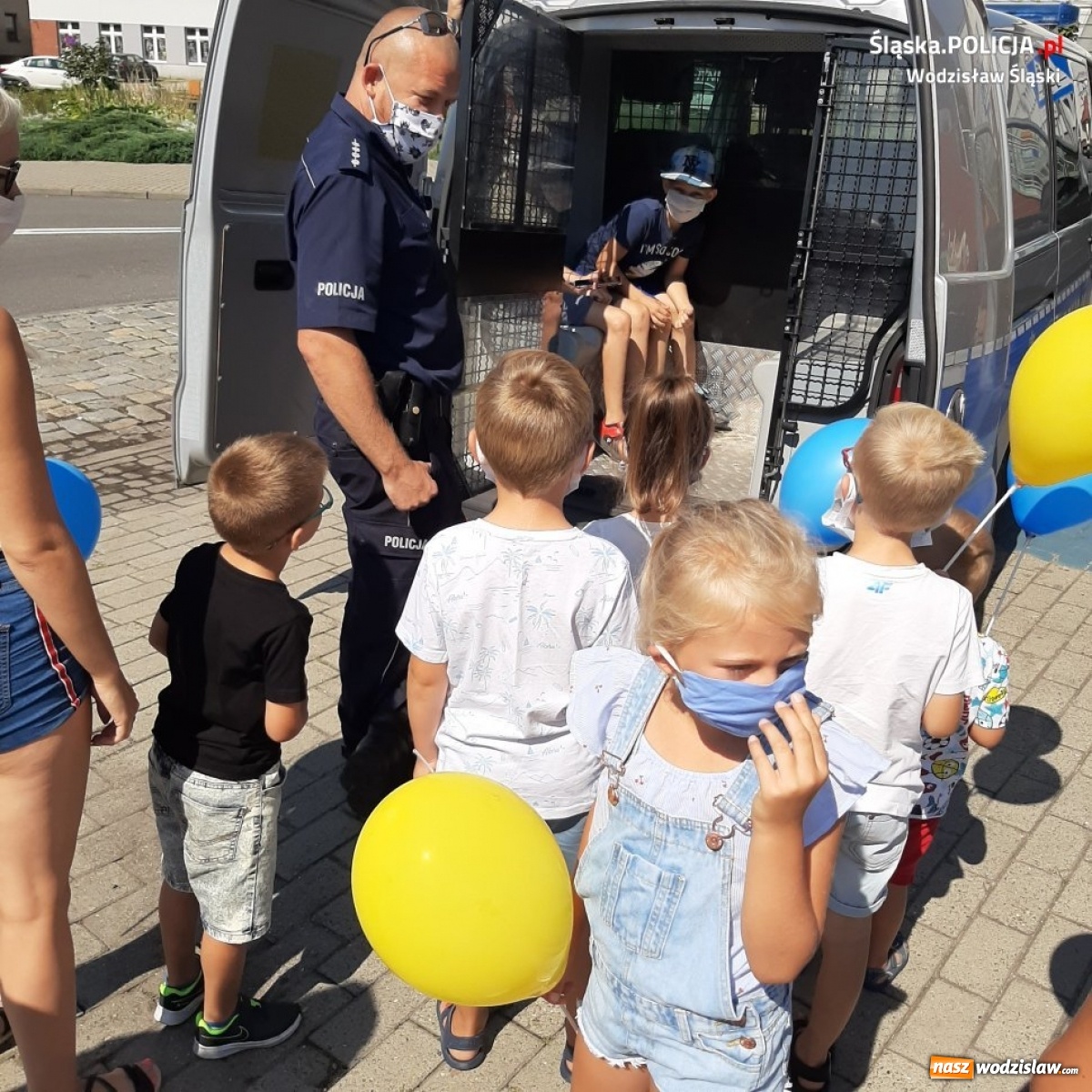 Zdjęcie w galerii na portalu naszwodzislaw.com: Wodzisławski dzielnicowy czytał dzieciom wiadomości z regionu