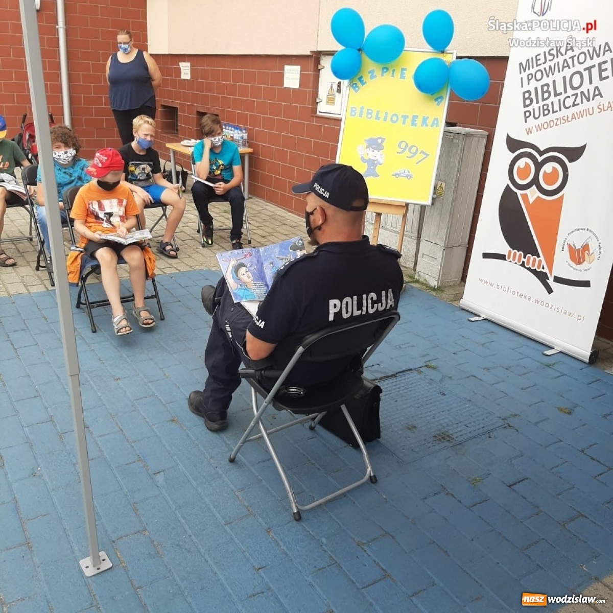 Zdjęcie w galerii na portalu naszwodzislaw.com: Wodzisławski dzielnicowy czytał dzieciom wiadomości z regionu