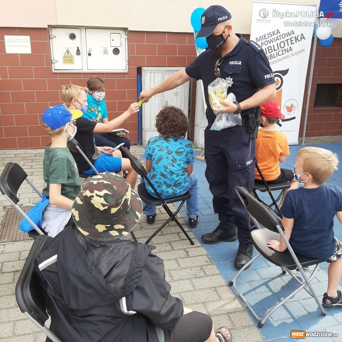 Zdjęcie w galerii na portalu naszwodzislaw.com: Wodzisławski dzielnicowy czytał dzieciom wiadomości z regionu