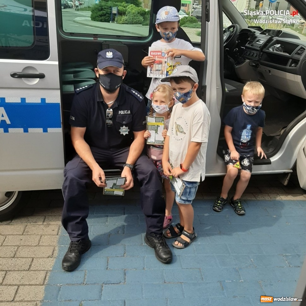 Zdjęcie w galerii na portalu naszwodzislaw.com: Wodzisławski dzielnicowy czytał dzieciom wiadomości z regionu