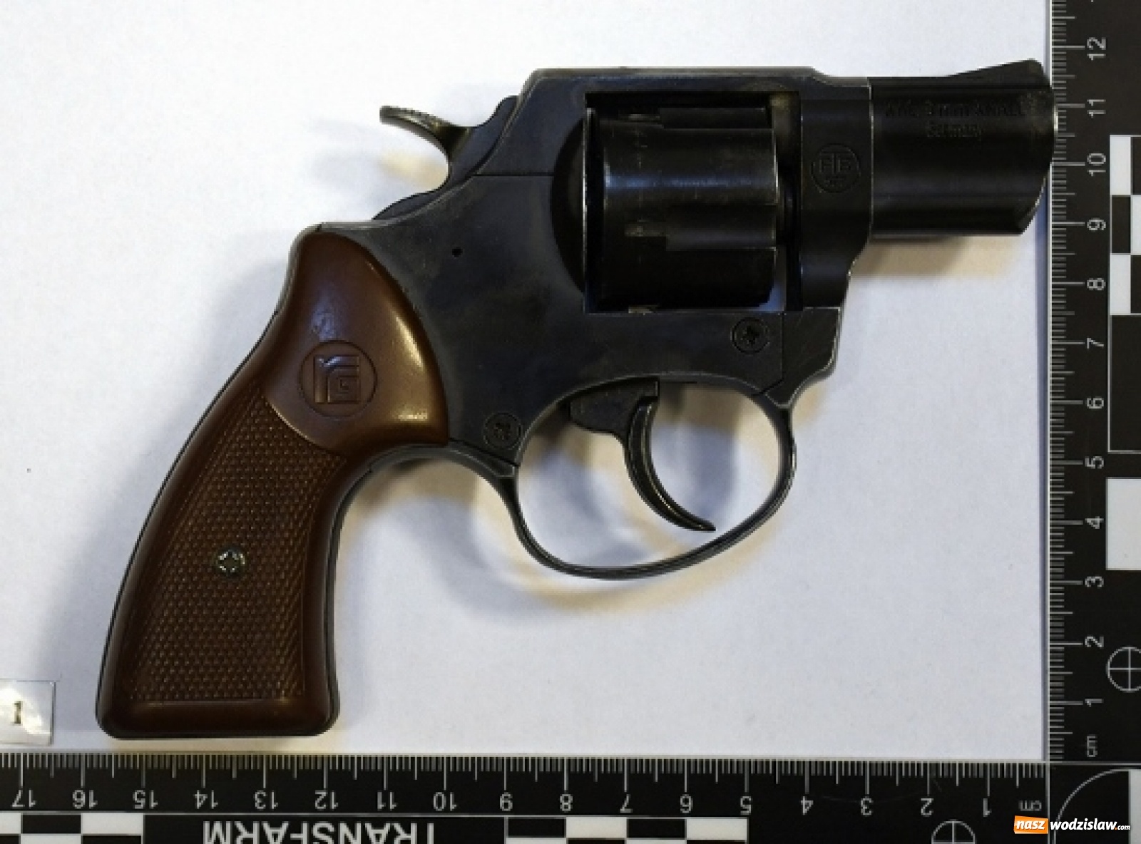 Zdjęcie w galerii na portalu naszwodzislaw.com: 35-latek posiadał rewolwer bez zezwolenia wiadomości z regionu
