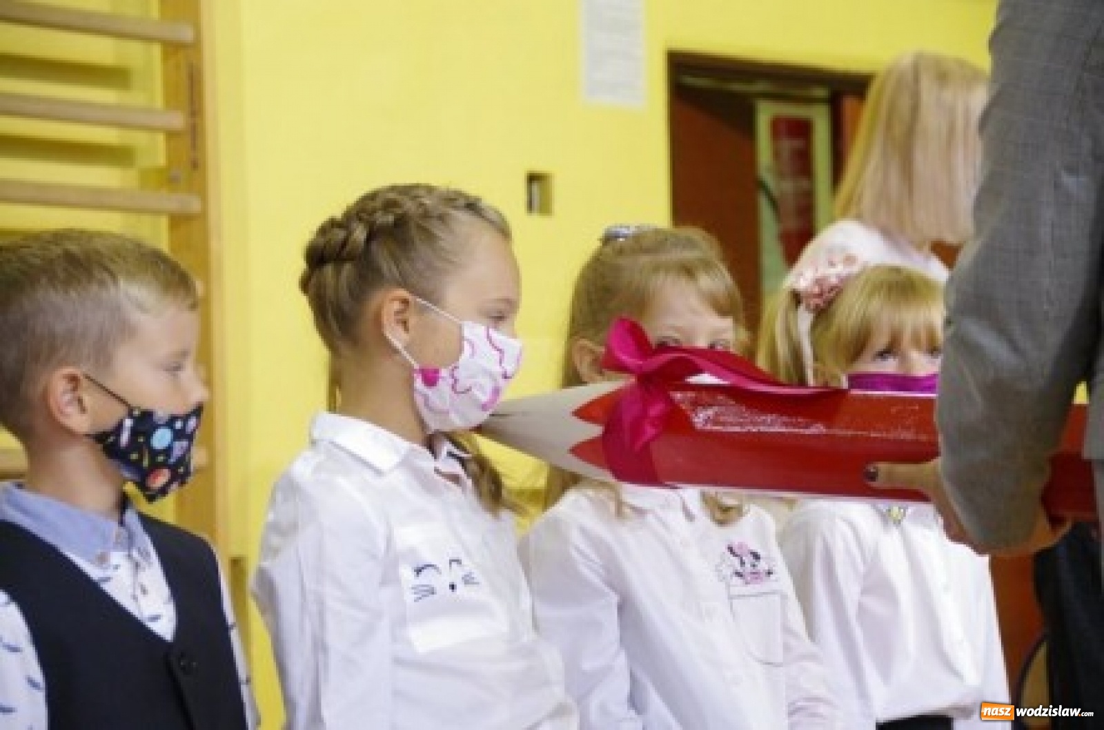 Zdjęcie w galerii na portalu naszwodzislaw.com: Pszowscy uczniowie wrócili do szkół wiadomości z regionu