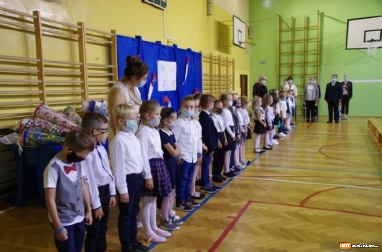 Zdjęcie w galerii na portalu naszwodzislaw.com: Pszowscy uczniowie wrócili do szkół wiadomości z regionu