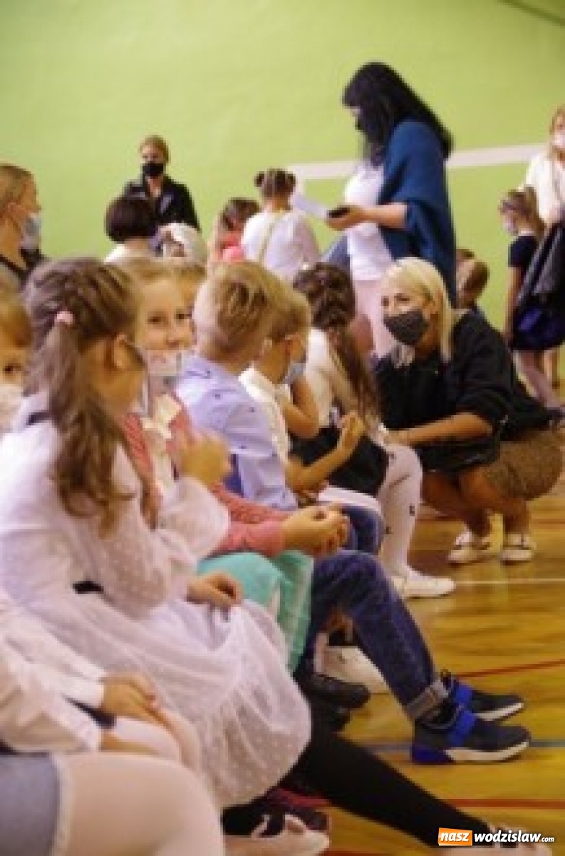 Zdjęcie w galerii na portalu naszwodzislaw.com: Pszowscy uczniowie wrócili do szkół wiadomości z regionu