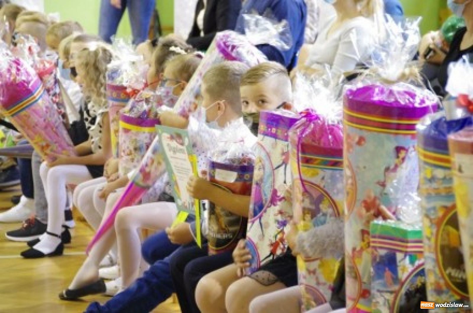 Zdjęcie w galerii na portalu naszwodzislaw.com: Pszowscy uczniowie wrócili do szkół wiadomości z regionu