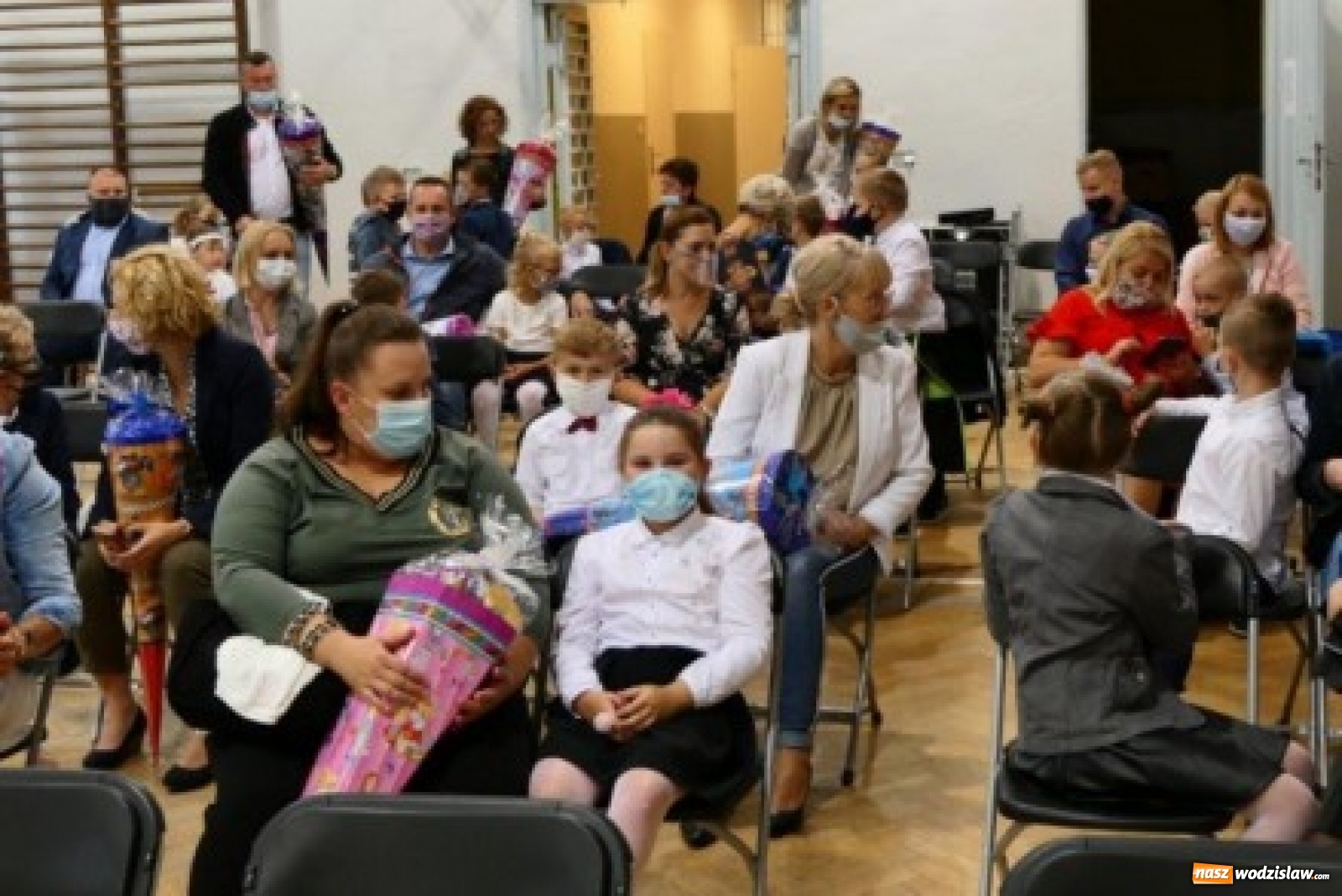 Zdjęcie w galerii na portalu naszwodzislaw.com: Pszowscy uczniowie wrócili do szkół wiadomości z regionu