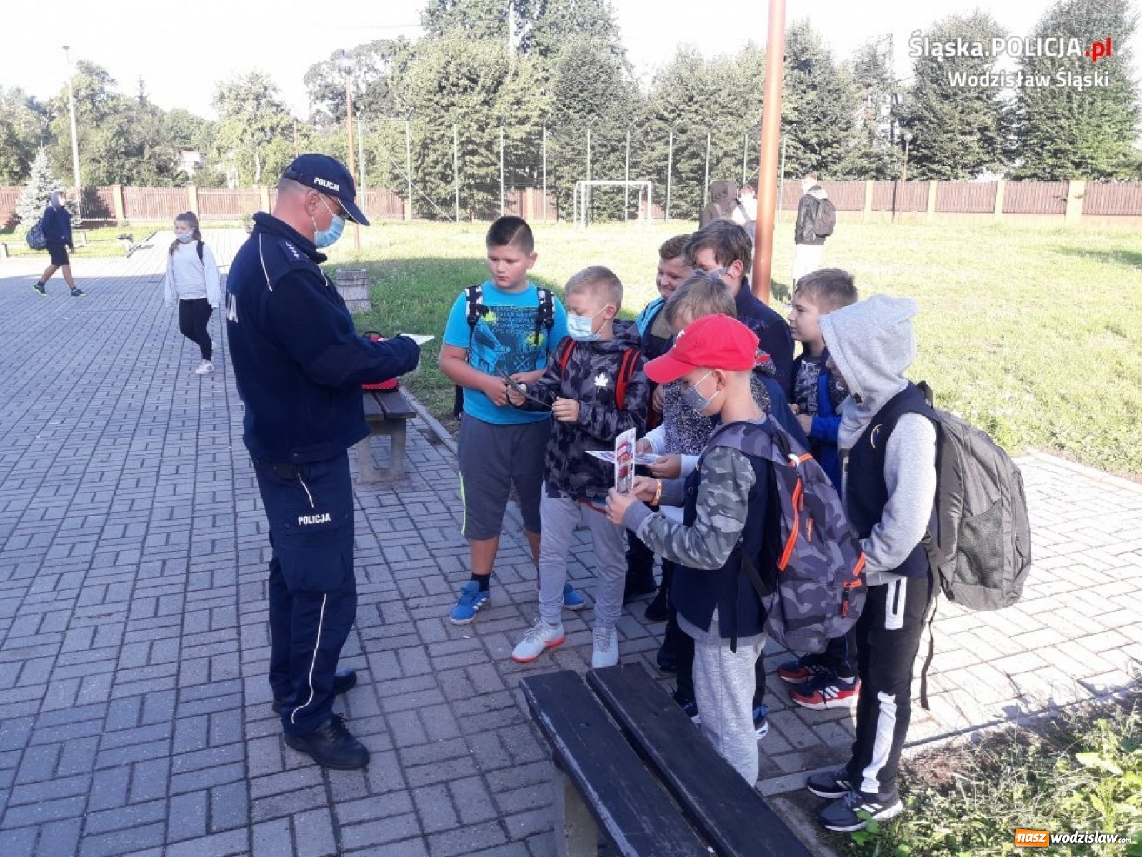 Zdjęcie w galerii na portalu naszwodzislaw.com: Bezpieczna droga do szkoły z wodzisławskimi policjantami wiadomości z regionu