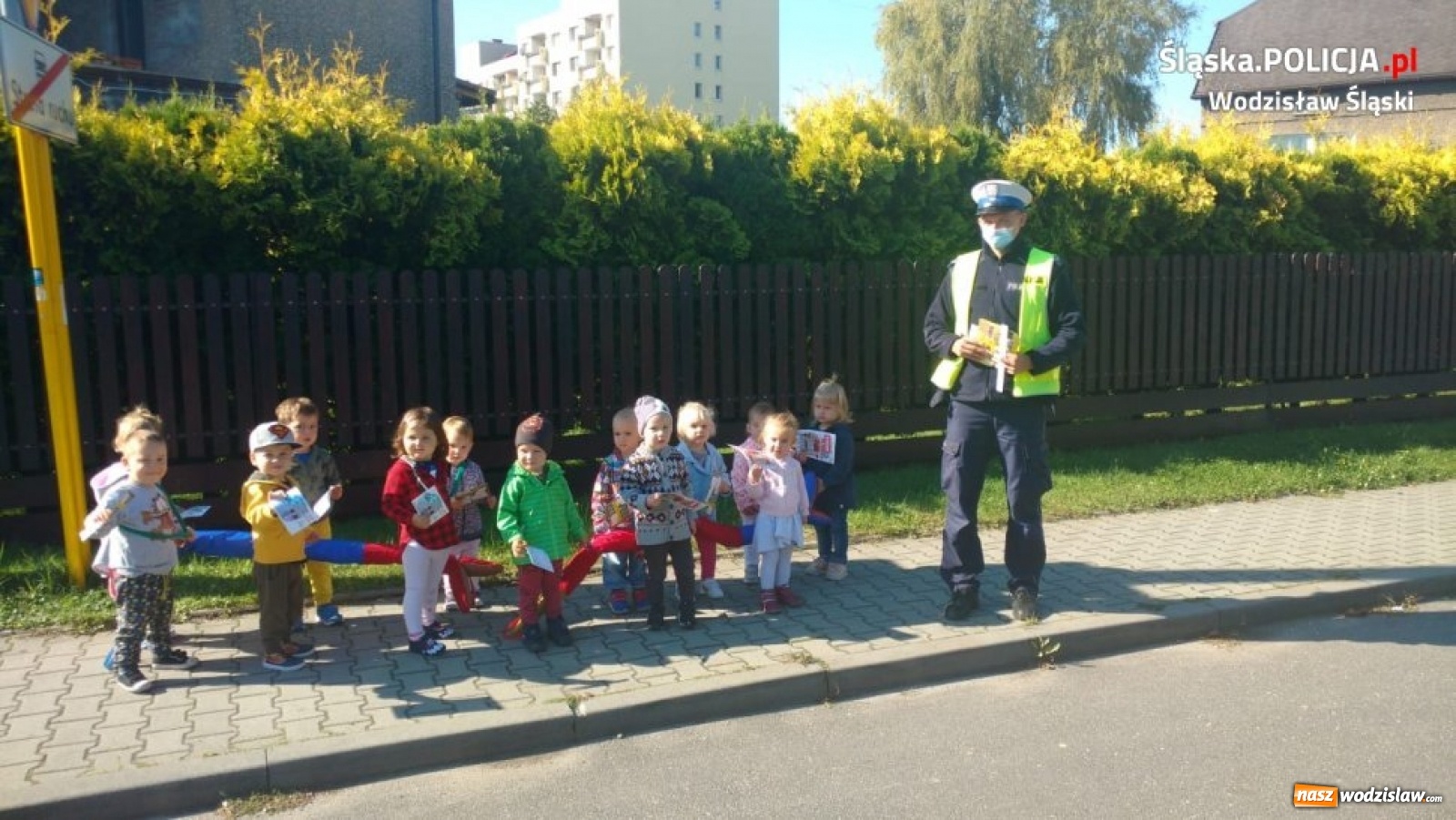 Zdjęcie w galerii na portalu naszwodzislaw.com: Bezpieczna droga do szkoły z wodzisławskimi policjantami wiadomości z regionu