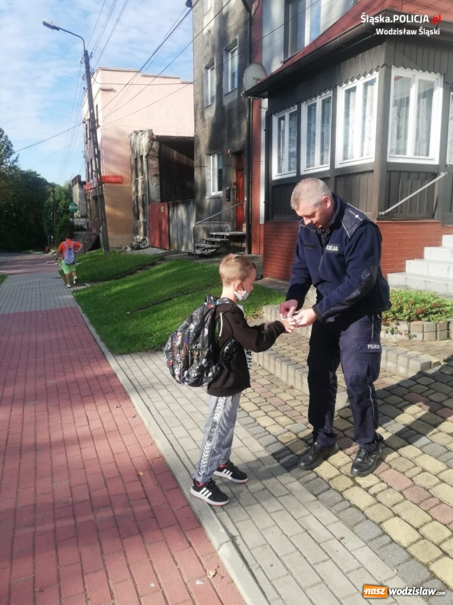 Zdjęcie w galerii na portalu naszwodzislaw.com: Bezpieczna droga do szkoły z wodzisławskimi policjantami wiadomości z regionu