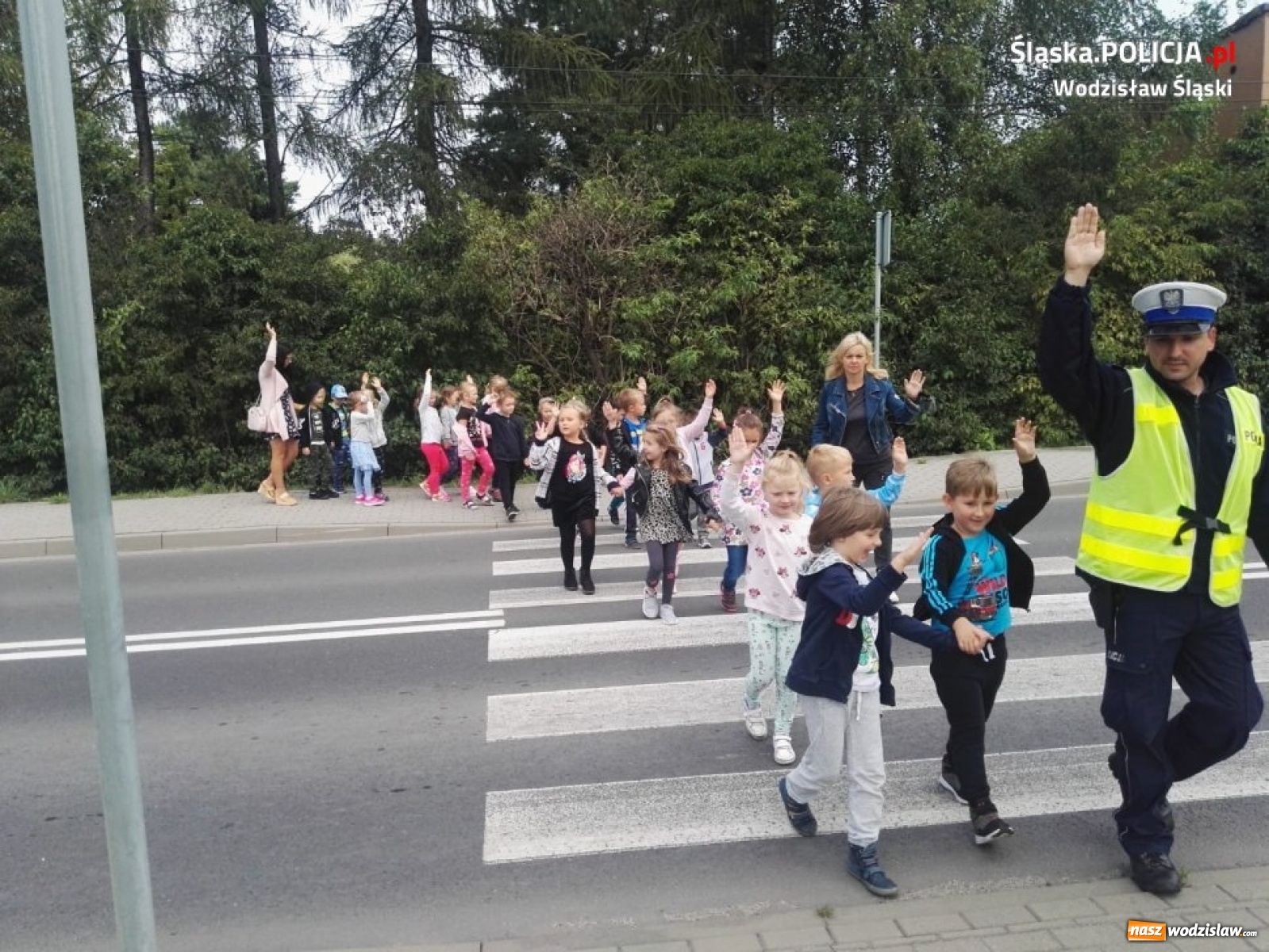 Zdjęcie w galerii na portalu naszwodzislaw.com: Bezpieczna droga do szkoły z wodzisławskimi policjantami wiadomości z regionu