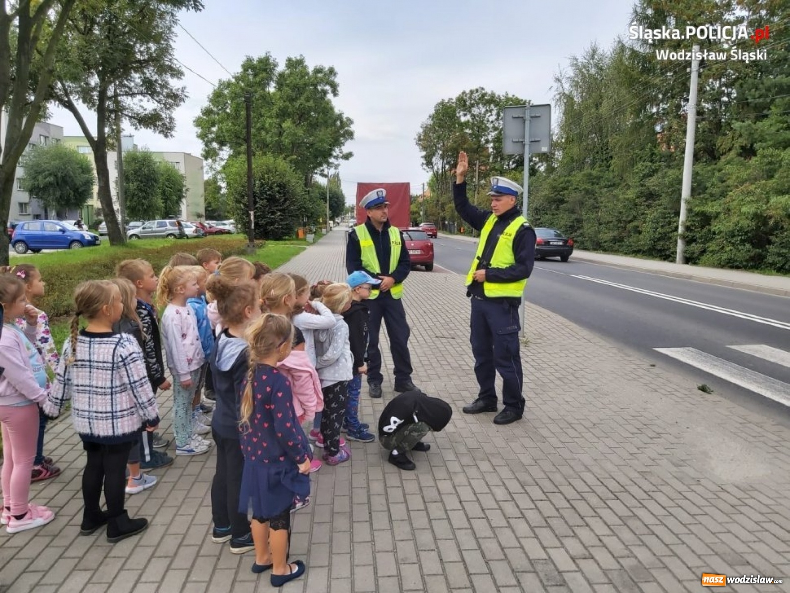 Zdjęcie w galerii na portalu naszwodzislaw.com: Bezpieczna droga do szkoły z wodzisławskimi policjantami wiadomości z regionu