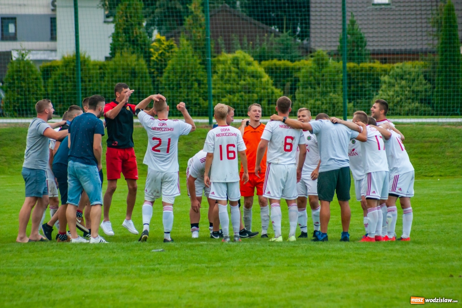 Zdjęcie w galerii na portalu naszwodzislaw.com: A klasa. Totalna demolka w Chałupkach [FOTO i WIDEO] wiadomości z regionu