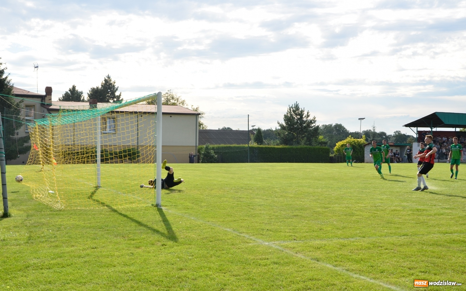 Zdjęcie w galerii na portalu naszwodzislaw.com: Czarni rozbili Tworków i zostali liderem [FOTO] wiadomości z regionu