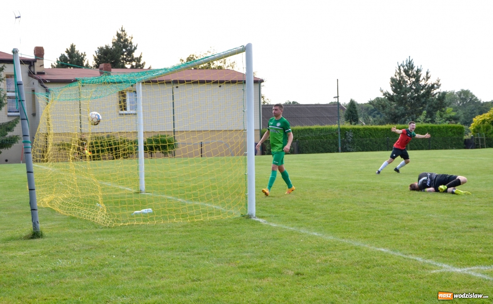 Zdjęcie w galerii na portalu naszwodzislaw.com: Czarni rozbili Tworków i zostali liderem [FOTO] wiadomości z regionu