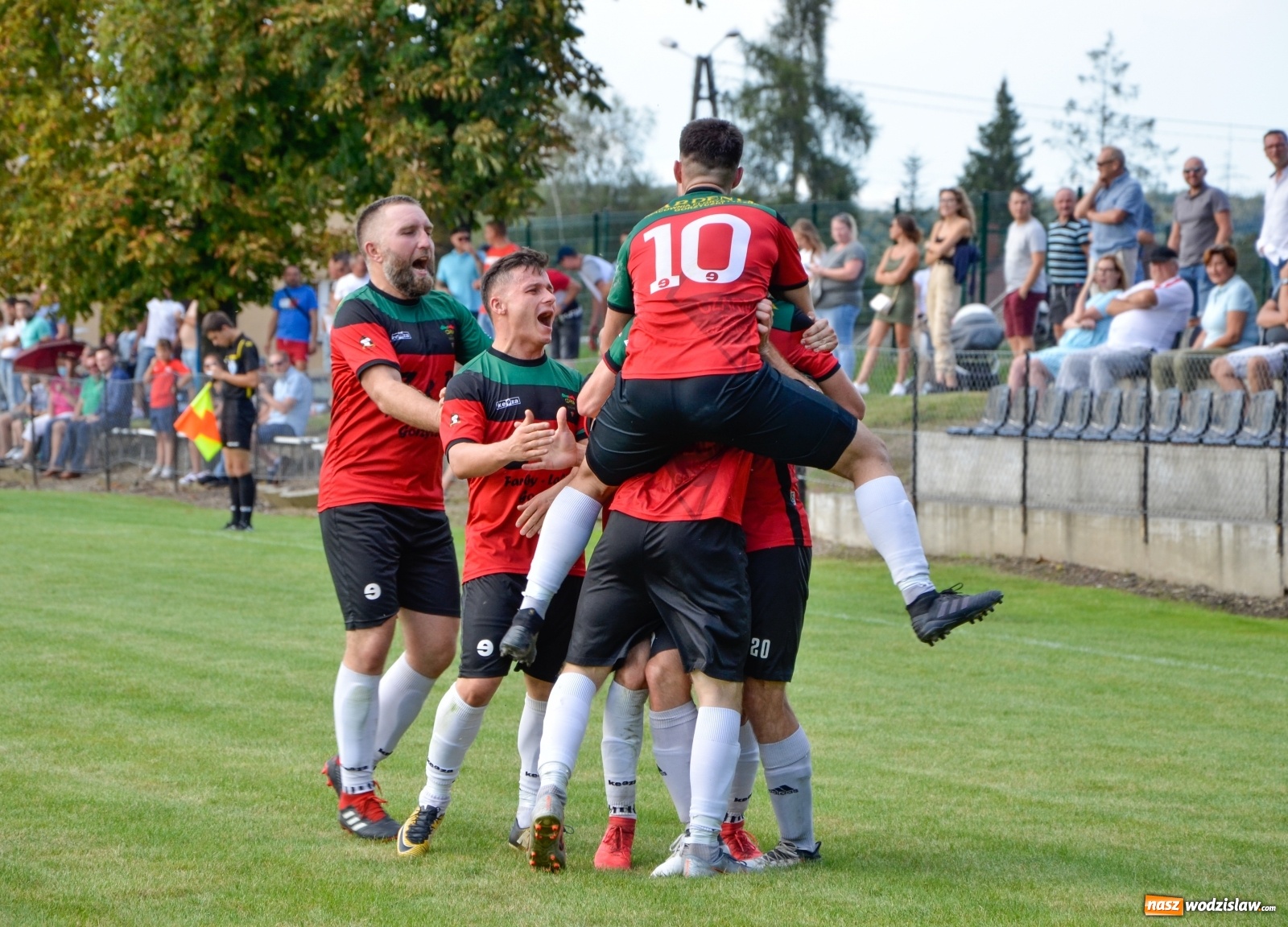 Zdjęcie w galerii na portalu naszwodzislaw.com: Czarni rozbili Tworków i zostali liderem [FOTO] wiadomości z regionu