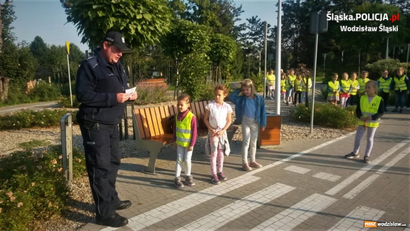 Zdjęcie w galerii na portalu naszwodzislaw.com: Policjanci apelują. Bądź widoczny na drodze! wiadomości z regionu