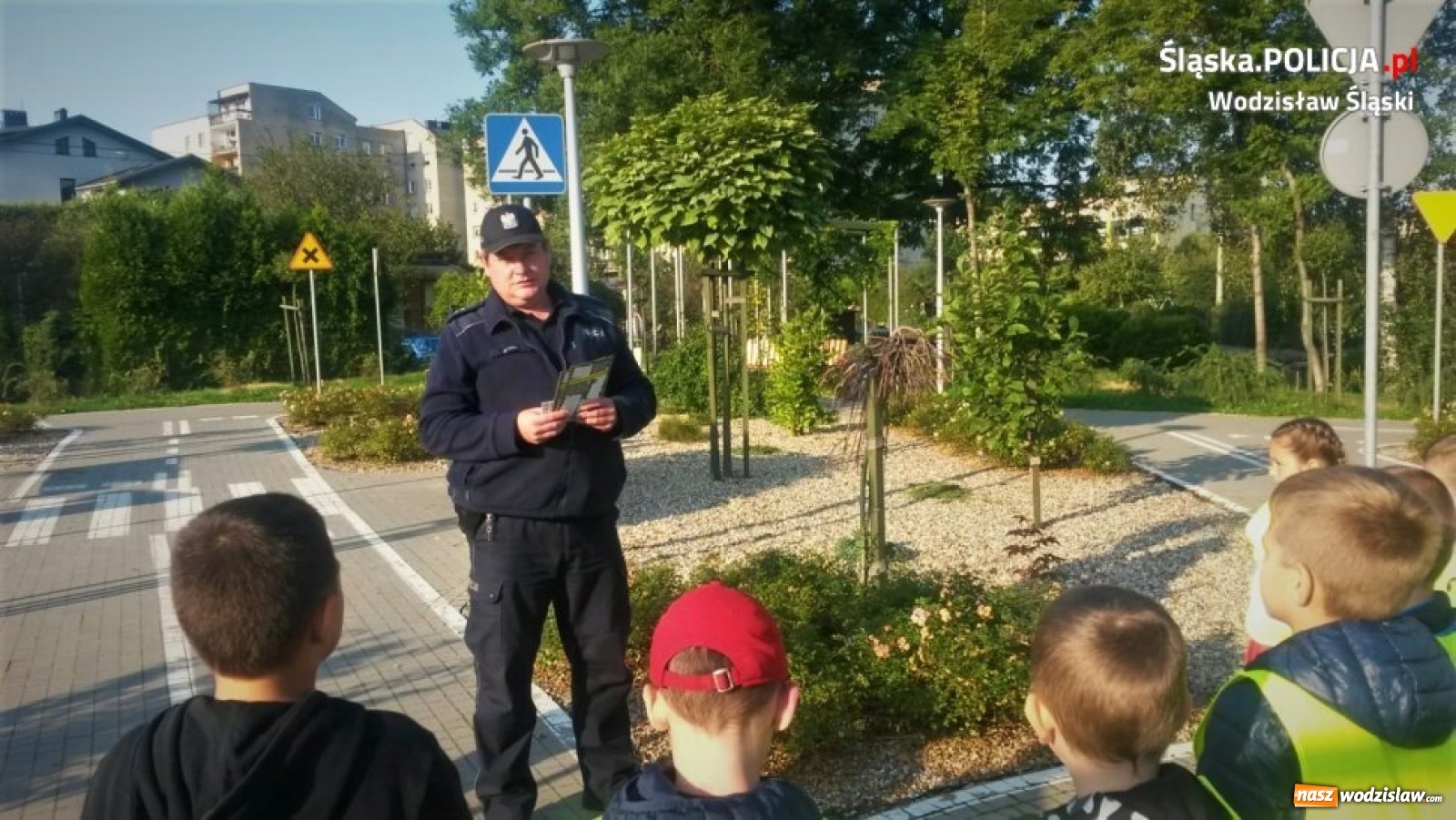 Zdjęcie w galerii na portalu naszwodzislaw.com: Policjanci apelują. Bądź widoczny na drodze! wiadomości z regionu