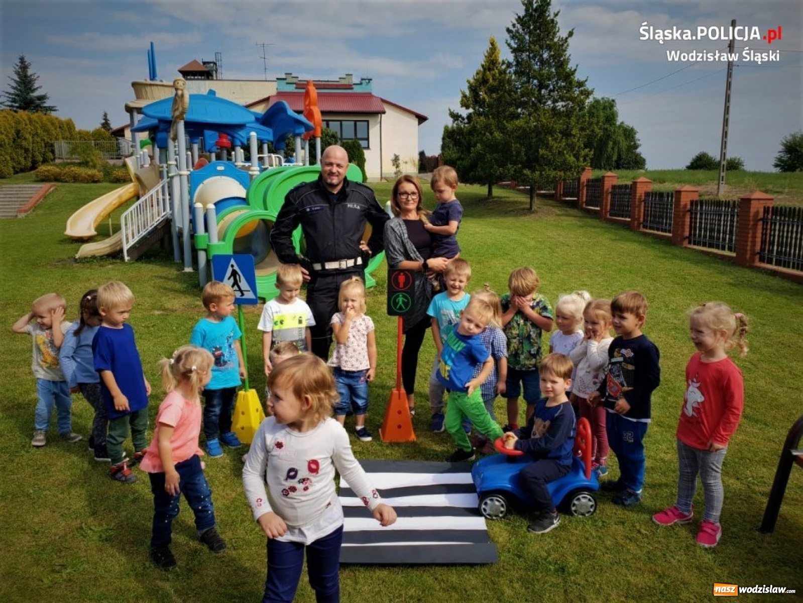 Zdjęcie w galerii na portalu naszwodzislaw.com: Policjanci apelują. Bądź widoczny na drodze! wiadomości z regionu