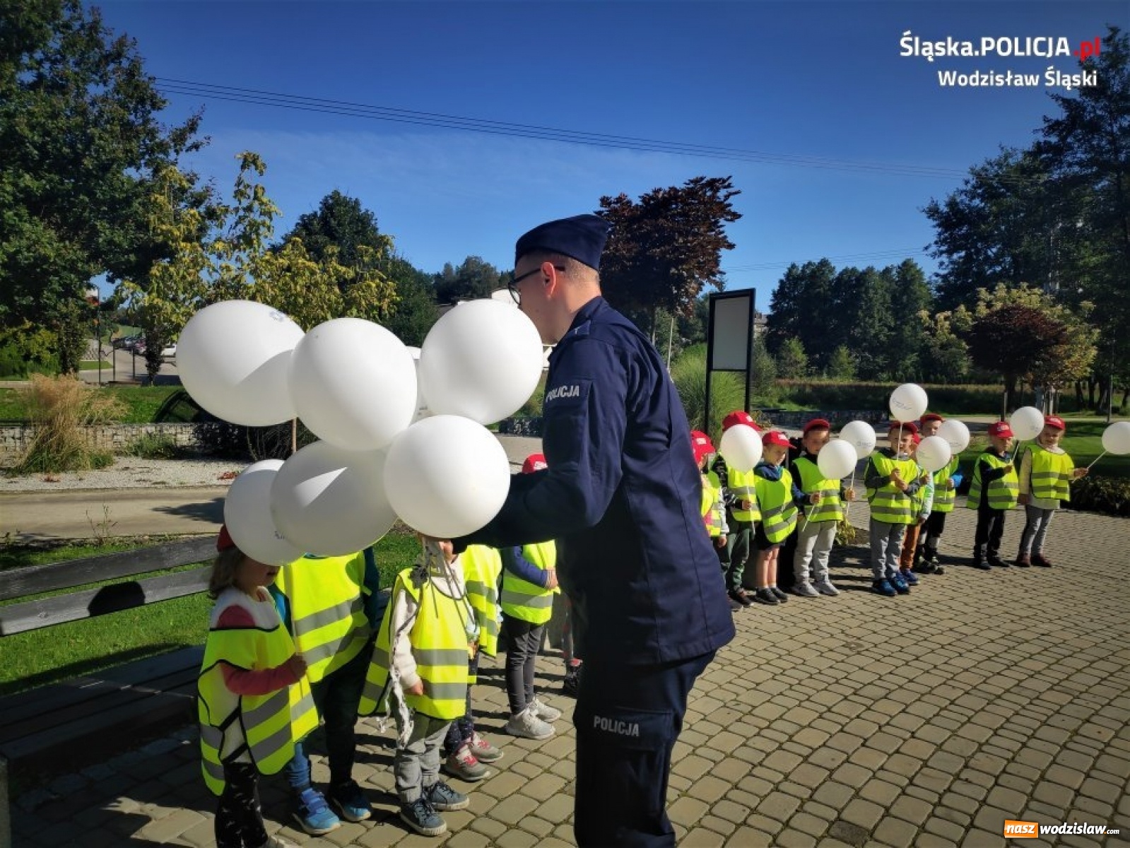 Zdjęcie w galerii na portalu naszwodzislaw.com: Policjanci apelują. Bądź widoczny na drodze! wiadomości z regionu
