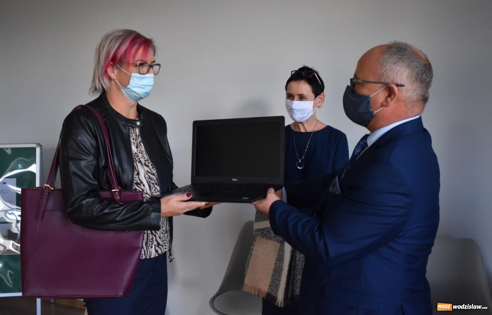 Zdjęcie w galerii na portalu naszwodzislaw.com: Rodziny zastępcze i domy dziecka otrzymały komputery wiadomości z regionu