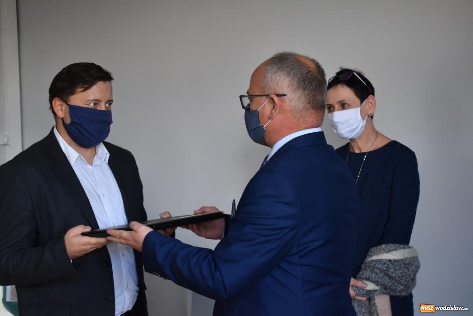 Zdjęcie w galerii na portalu naszwodzislaw.com: Rodziny zastępcze i domy dziecka otrzymały komputery wiadomości z regionu