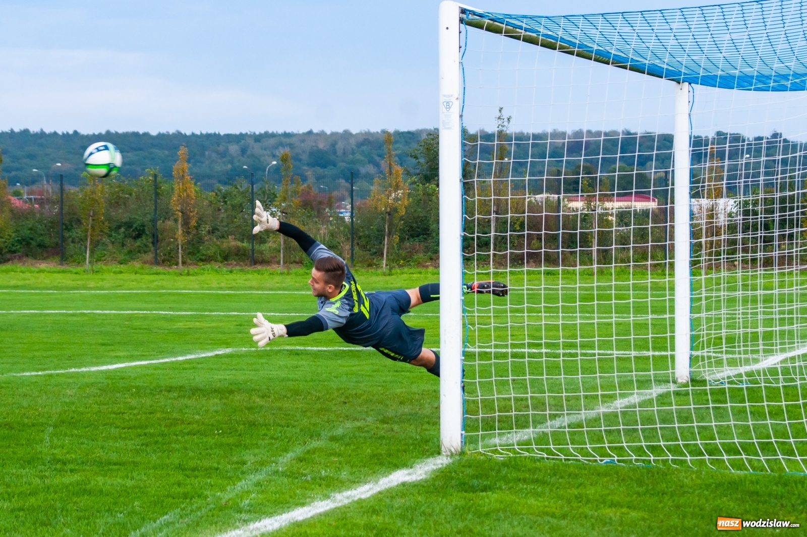 Zdjęcie w galerii na portalu naszwodzislaw.com: Tomasz Kukla uratował punkt dla Czarnych z Gorzyc [FOTO] wiadomości z regionu