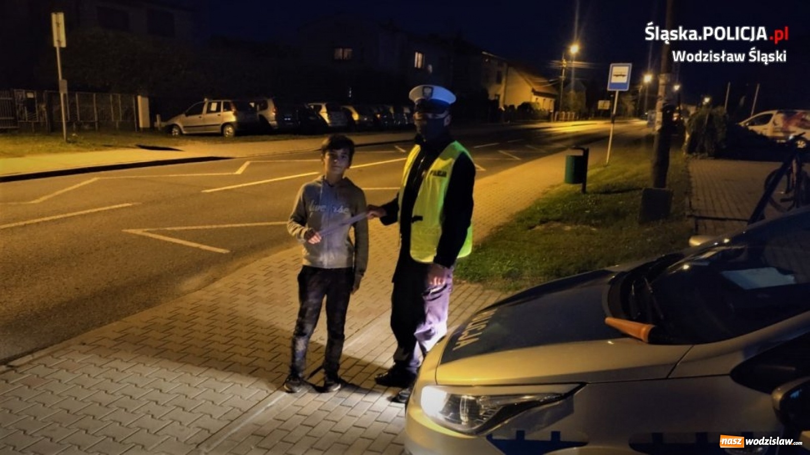 Zdjęcie w galerii na portalu naszwodzislaw.com: Badź widoczny, świeć przykładem! Wodzisławscy policjanci rozdawali odblaski wiadomości z regionu