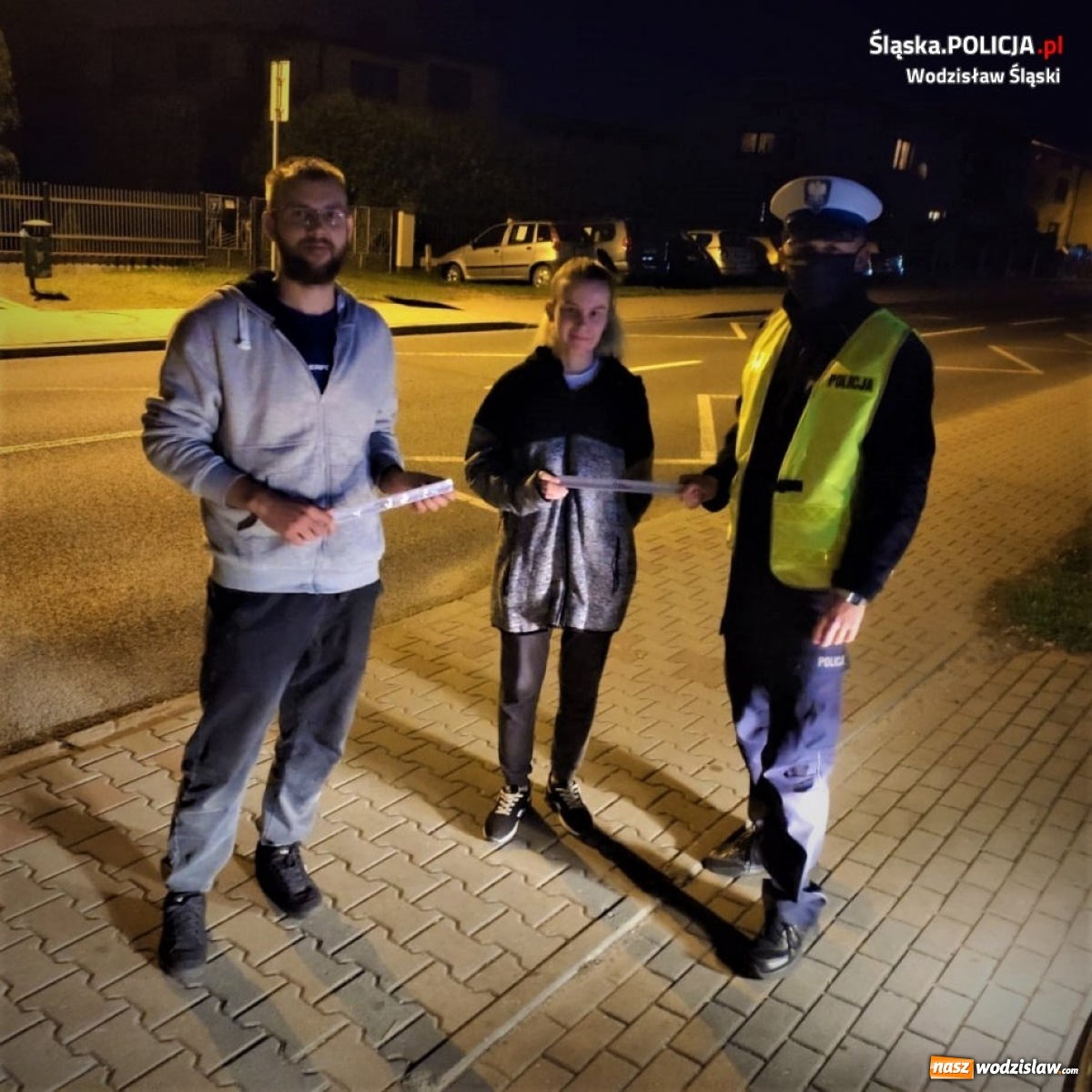 Zdjęcie w galerii na portalu naszwodzislaw.com: Badź widoczny, świeć przykładem! Wodzisławscy policjanci rozdawali odblaski wiadomości z regionu