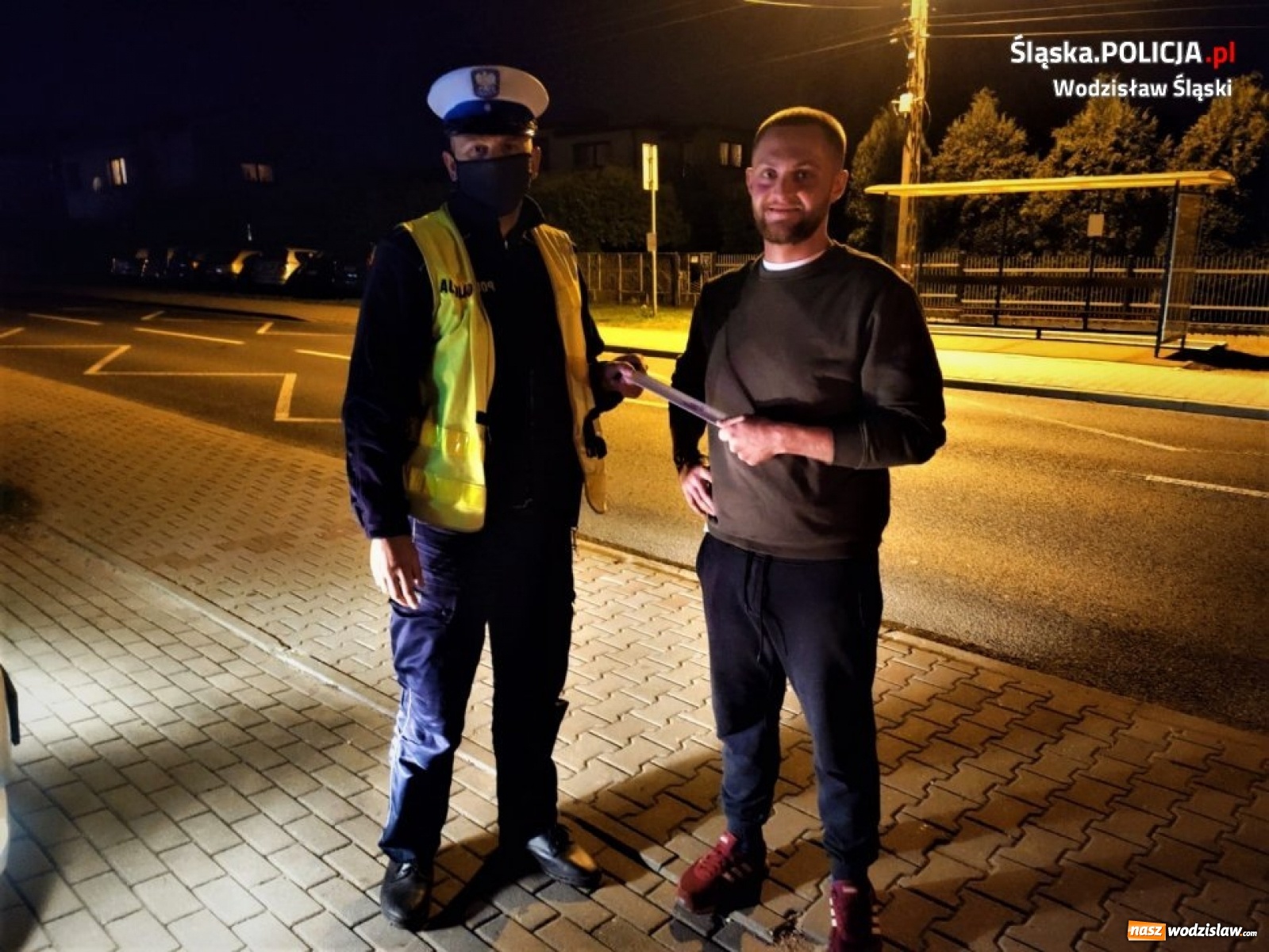 Zdjęcie w galerii na portalu naszwodzislaw.com: Badź widoczny, świeć przykładem! Wodzisławscy policjanci rozdawali odblaski wiadomości z regionu