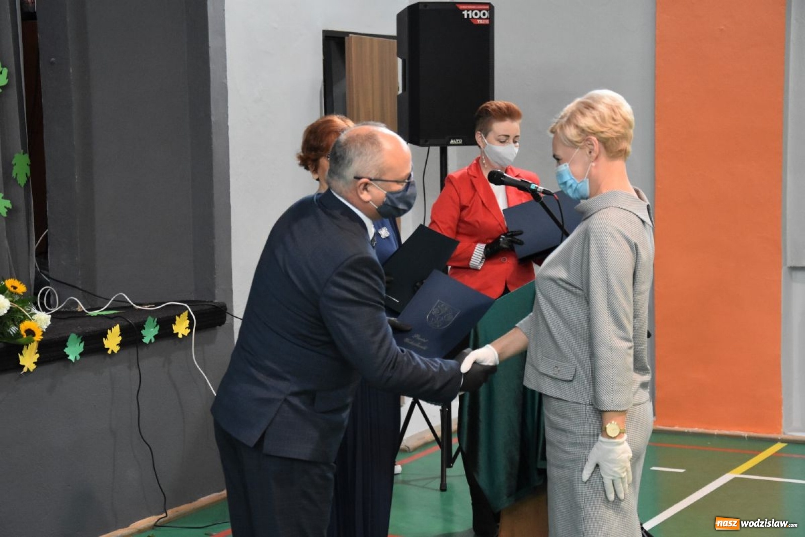 Zdjęcie w galerii na portalu naszwodzislaw.com: Nauczyciele powiatowych szkół z nagrodami i wyróżnieniami [FOTO] wiadomości z regionu