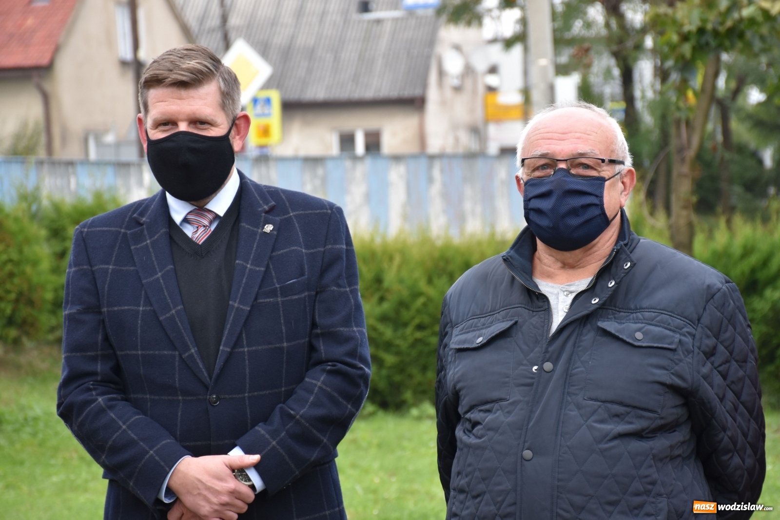 Zdjęcie w galerii na portalu naszwodzislaw.com: W Kokoszycach odsłonięto rzeźbę Kwiatów Kultury wiadomości z regionu