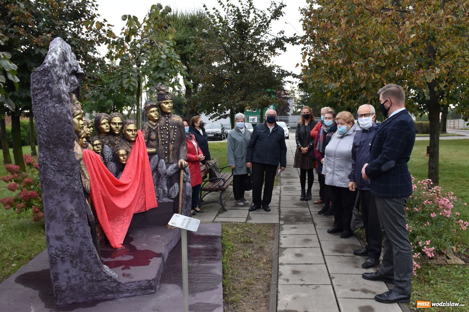 Zdjęcie w galerii na portalu naszwodzislaw.com: W Kokoszycach odsłonięto rzeźbę Kwiatów Kultury wiadomości z regionu