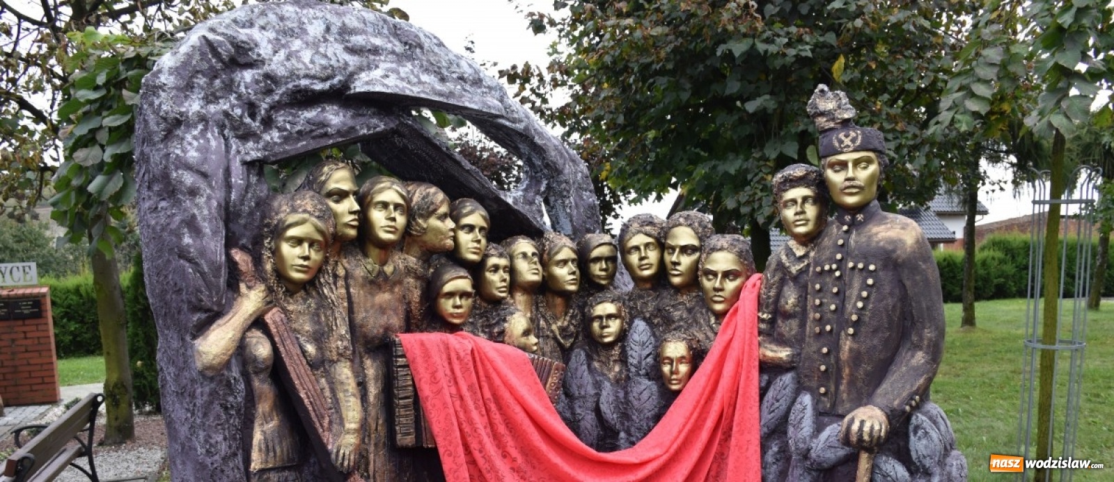 Zdjęcie w galerii na portalu naszwodzislaw.com: W Kokoszycach odsłonięto rzeźbę Kwiatów Kultury wiadomości z regionu