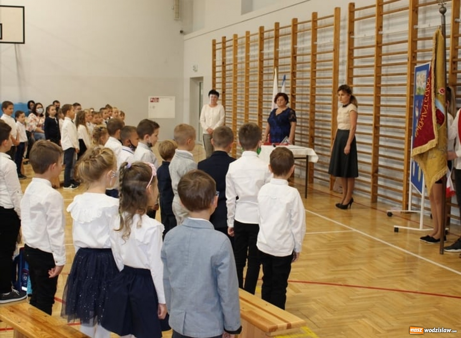 Zdjęcie w galerii na portalu naszwodzislaw.com: Pierwszaki z gminy Mszana już po pasowaniu wiadomości z regionu