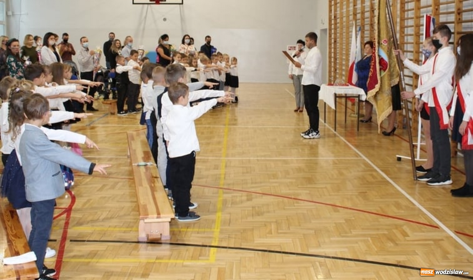 Zdjęcie w galerii na portalu naszwodzislaw.com: Pierwszaki z gminy Mszana już po pasowaniu wiadomości z regionu