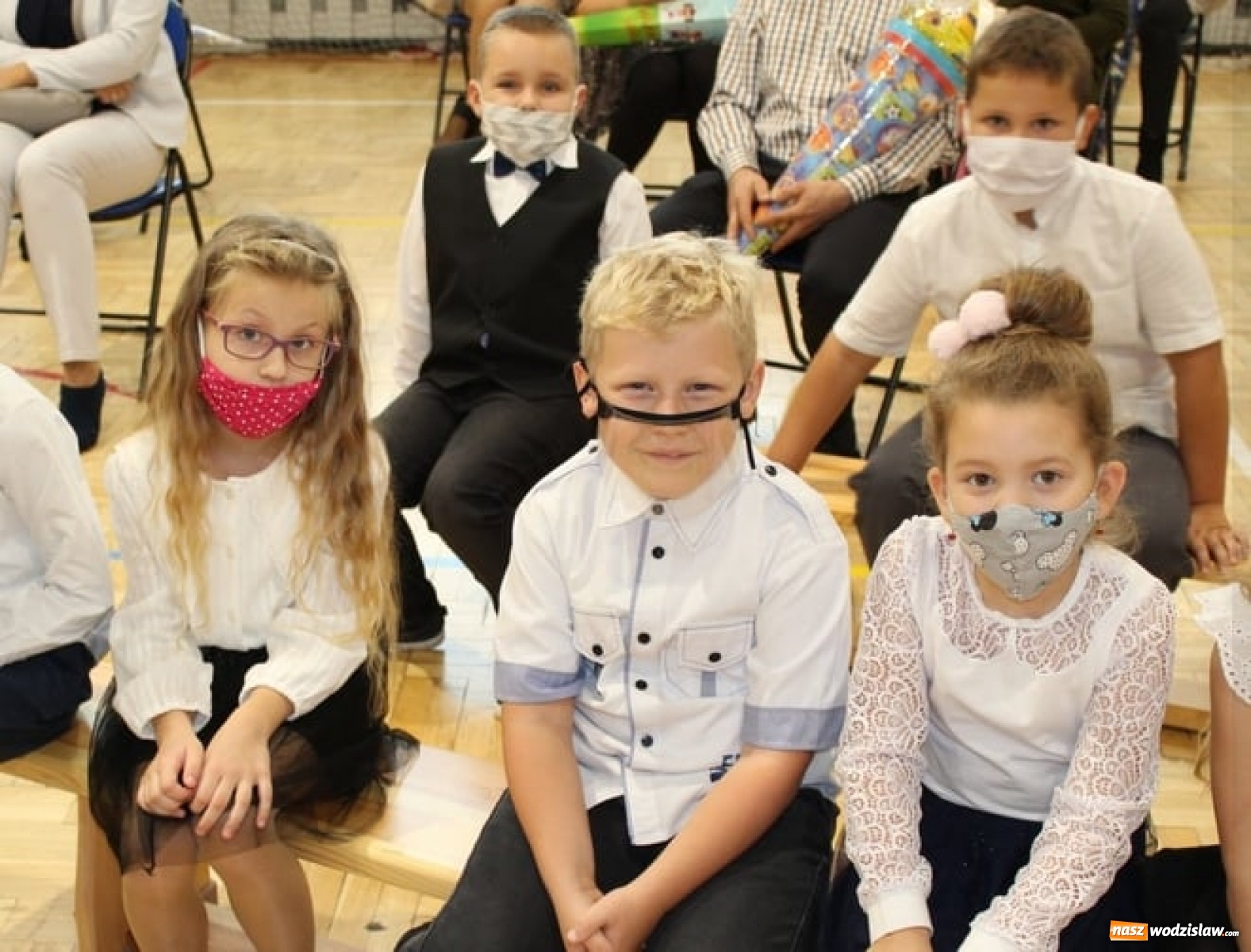 Zdjęcie w galerii na portalu naszwodzislaw.com: Pierwszaki z gminy Mszana już po pasowaniu wiadomości z regionu