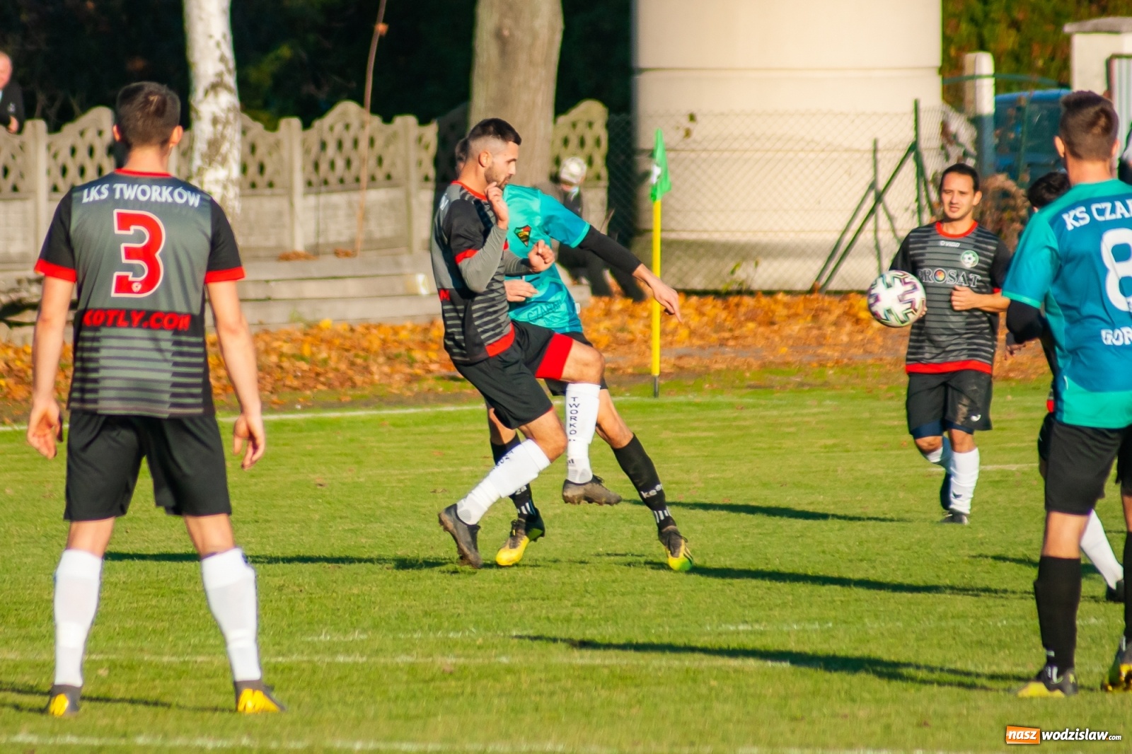 Zdjęcie w galerii na portalu naszwodzislaw.com: Klasa okręgowa. Czarni Gorzyce lepsi w hicie kolejki [FOTO] wiadomości z regionu