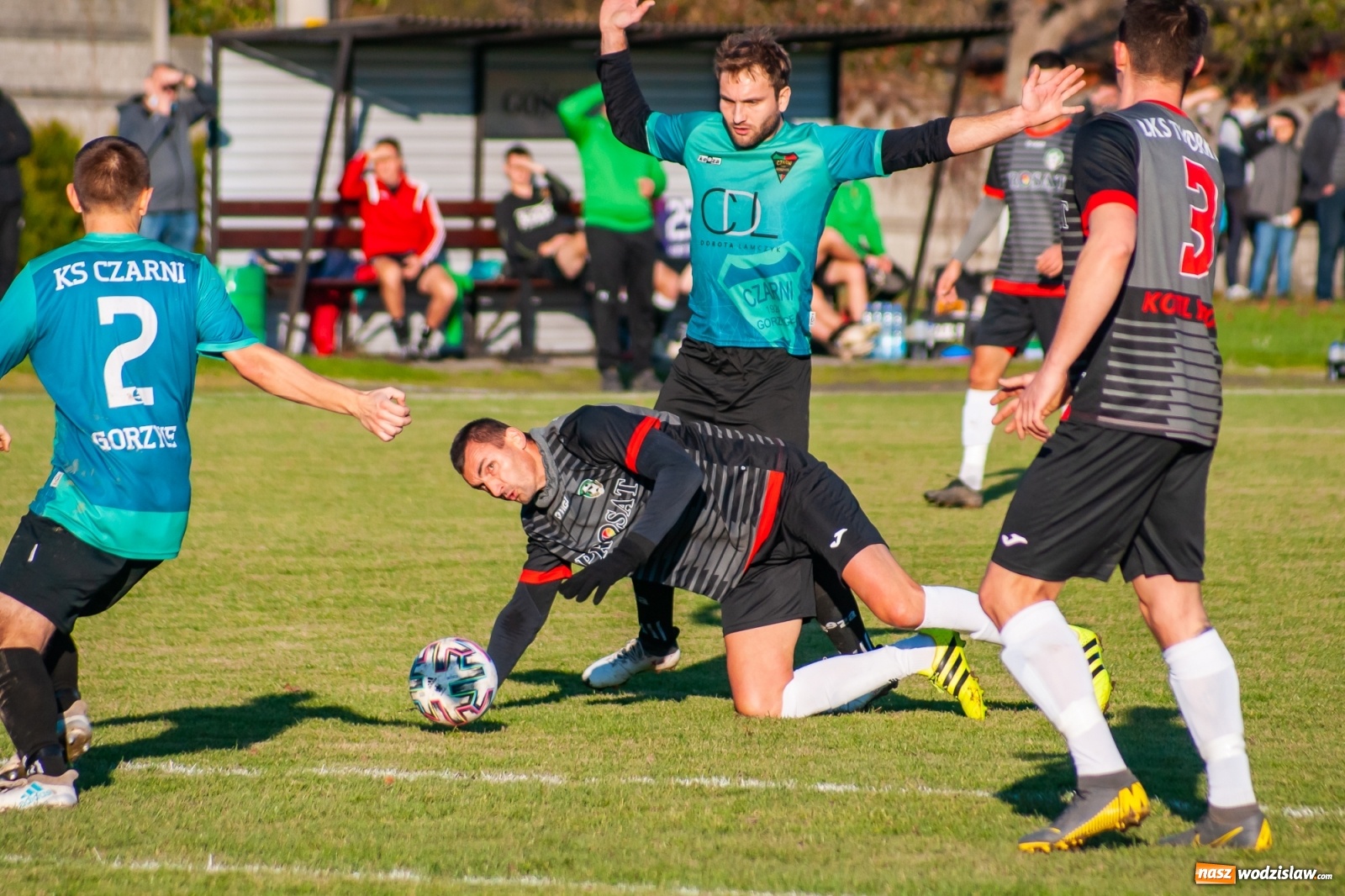 Zdjęcie w galerii na portalu naszwodzislaw.com: Klasa okręgowa. Czarni Gorzyce lepsi w hicie kolejki [FOTO] wiadomości z regionu
