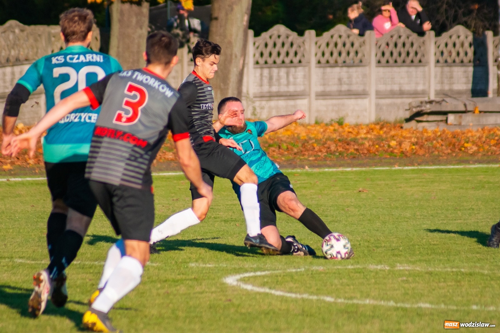 Zdjęcie w galerii na portalu naszwodzislaw.com: Klasa okręgowa. Czarni Gorzyce lepsi w hicie kolejki [FOTO] wiadomości z regionu