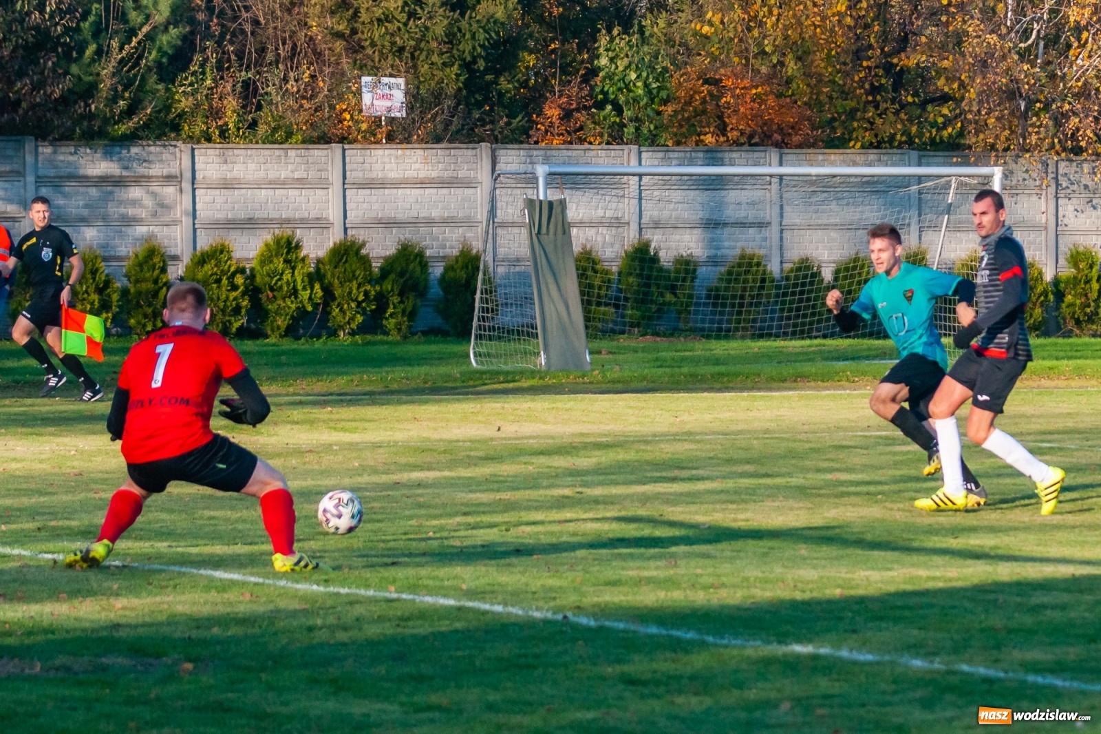 Zdjęcie w galerii na portalu naszwodzislaw.com: Klasa okręgowa. Czarni Gorzyce lepsi w hicie kolejki [FOTO] wiadomości z regionu