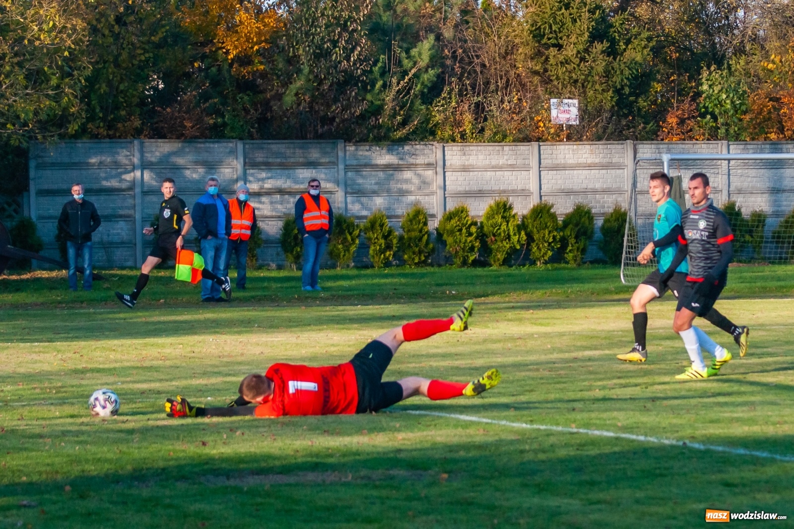 Zdjęcie w galerii na portalu naszwodzislaw.com: Klasa okręgowa. Czarni Gorzyce lepsi w hicie kolejki [FOTO] wiadomości z regionu